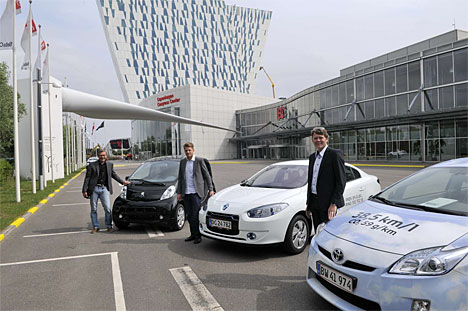 Fremtidens biler på vej til motorløb: Miljøchef Jens Andersen, Peugeot, med iOn, pressechef Mikkel Linnet, Better Place, med Renault Fluence, samt kommunikationsdirektør René Mouritsen, Toyota, med Prius Plug-in Hybrid, overvejer at tilmelde fremtidens biler i Oresund Rally til september